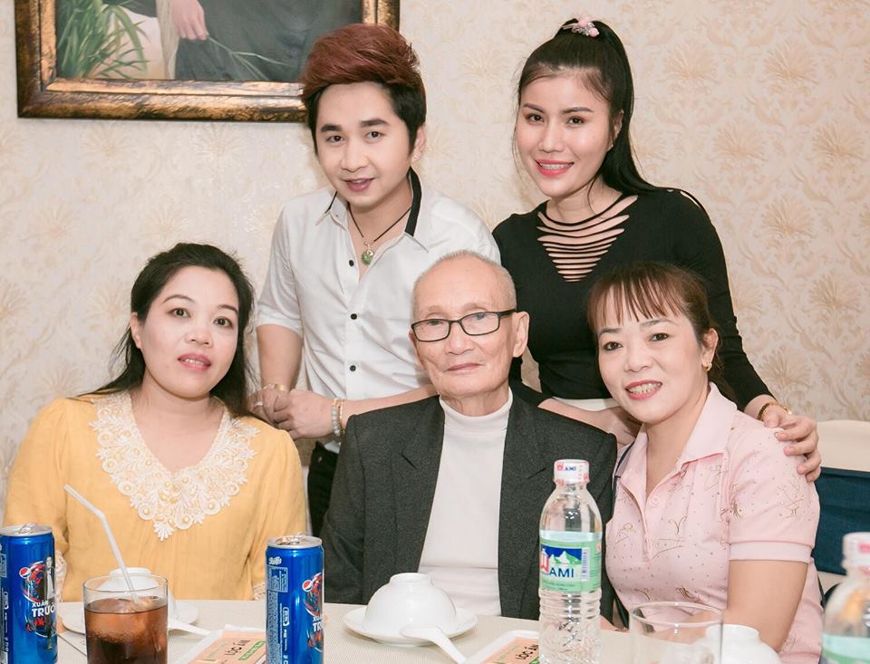 Ca sĩ Bằng Cường - Phương Nhạc (đứng) cùng với nhà thơ Hương Vũ, nhạc sĩ Giao Tiên và cô Út Phương Quế Như