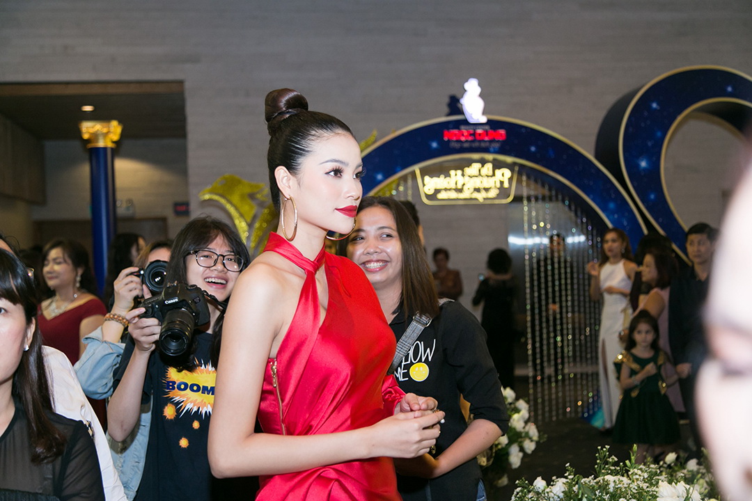 Hoa hậu Hoàn vũ 2015 Phạm Hương nổi bật với đầm đỏ lệch vai quyến rũ đến dự Dạ tiệc Phượng Hoàng