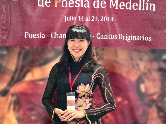 MC Quỳnh Hoa cùng tà áo dài Việt Hùng