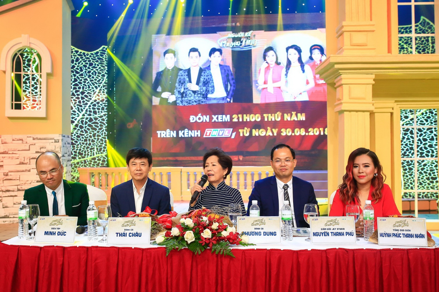 Từ trái sang: biên tập Minh Đức, danh ca Thái Châu, danh ca Phương Dung, giám đốc sản xuất Thanh Phú, tổng đạo diễn Huỳnh Phúc Thanh Nhân