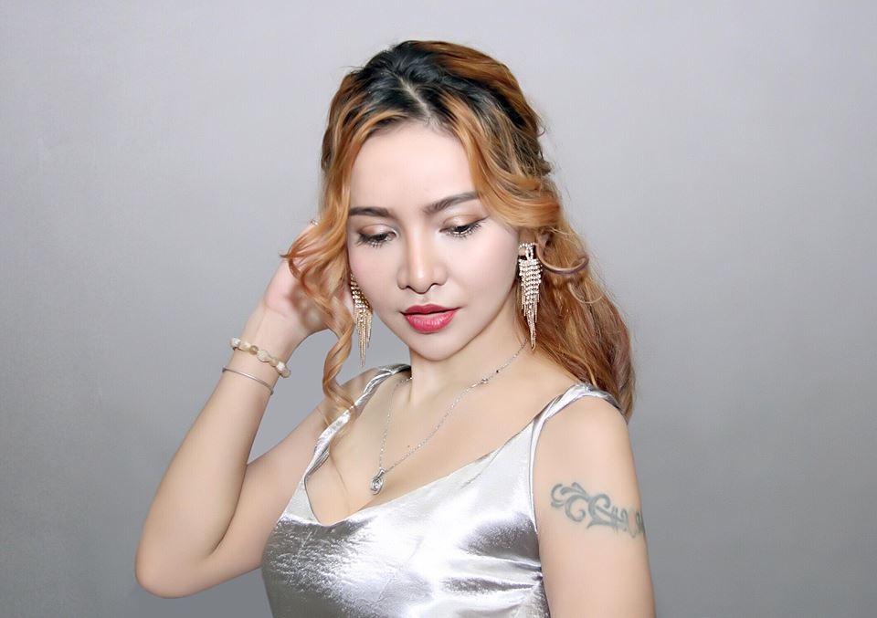 Ca sĩ - người mẫu Đình Đình trong bộ trang phục do chính cô thiết kế