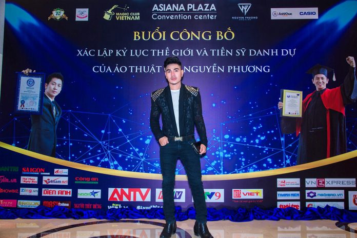 Nam vương Hoàng Gia Lâm đổi mới phong cách tới chúc mừng Ảo thuật gia Nguyễn Phương