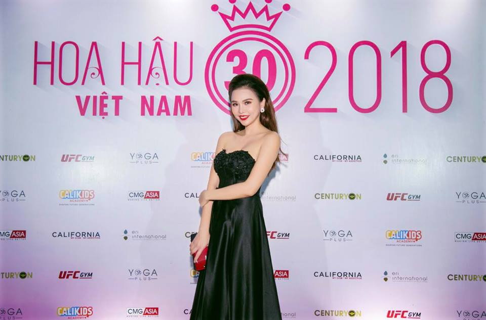 Á hậu Ngô Hồng Tâm diện bộ đầm đen huyền bí khác lạ so với các người đẹp khác