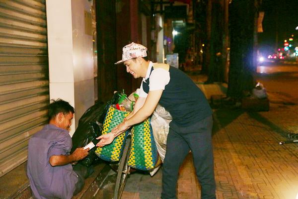 Rủ bỏ hình ảnh sang trọng, Nguyên Vũ giản dị trao quà từ thiện giữa khuya