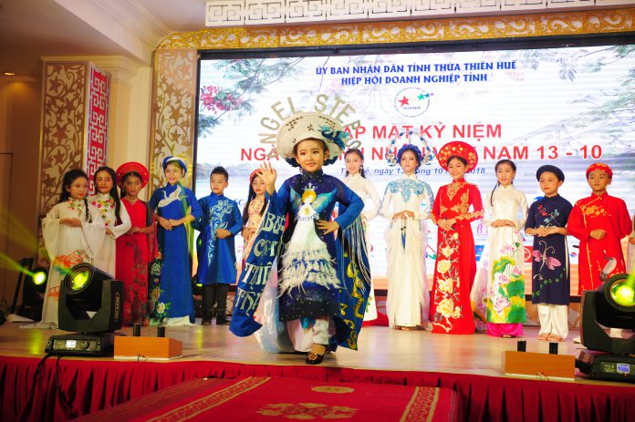 Các tài năng nhí của cuộc thi Bước Chân Thiên Thần 2018 trình diễn áo dài “siêu đáng yêu”