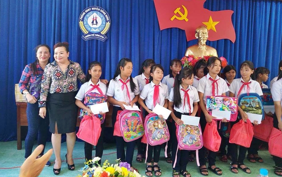 Doanh nhân Giáng Hương trao quà cho học sinh Trường dân tộc nội trú Sông Hinh (Phú Yên)