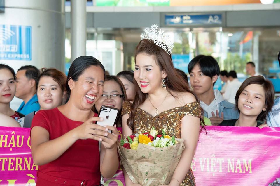 Hoa hậu Hồ Xuân Hương bất ngờ vì được các fan chào đón tại sân bay ngày trở về