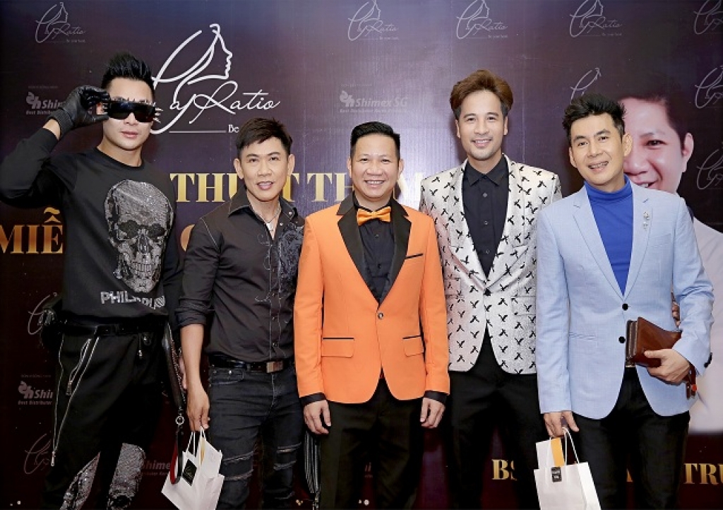 Bác sĩ Võ Thành Trung cùng với các nghệ sĩ tại buổi công bố dự án