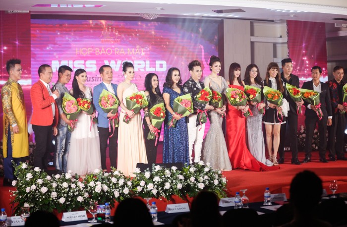 BTC tặng hoa cho Ban giám khảo và những người đồng hành với cuộc thi Miss World Businees 2019