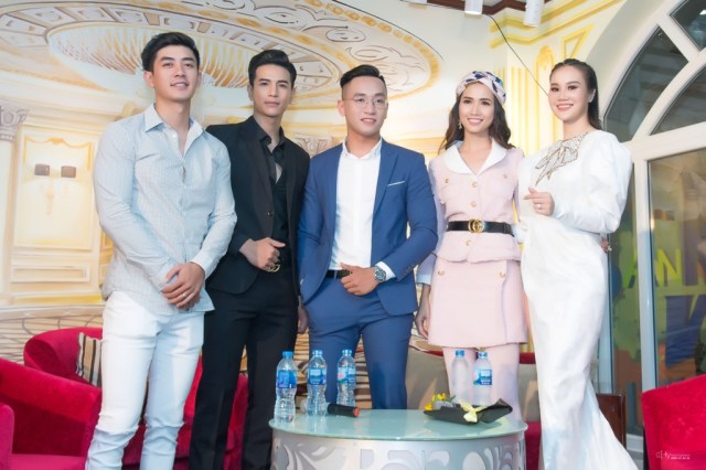 Từ trái sang: Cao Lâm Viên, Trịnh Văn Bảo, quản lý Sanny Wow, Phan Thị Mơ, Dương Yến Phi là những đại sứ của Sanny Wow