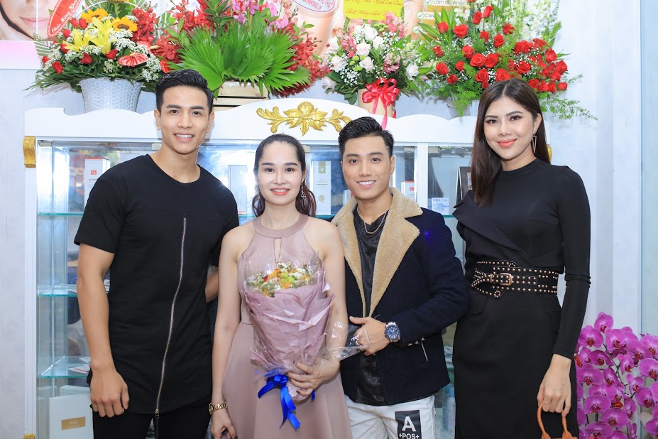 Giải đồng siêu mẫu 2018 Trịnh Văn Bảo, ca sĩ Aki Khoa và siêu mẫu Kim Huệ đến chúc mừng Á khôi Ngọc Linh (thứ 2 từ trái sang)