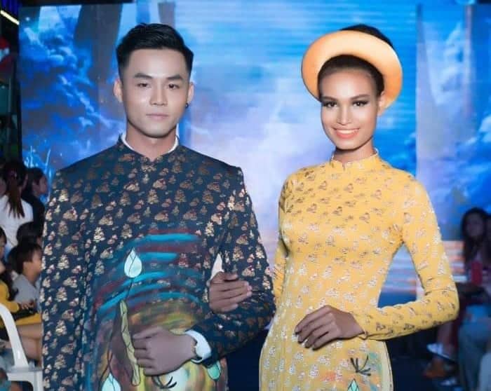 Á quân Vũ Linh và Á hậu H’Ăng Niê làm Vedette trong BST của NTK Việt Hùng trong đêm kỷ niệm 1 năm Thời Trang Phố