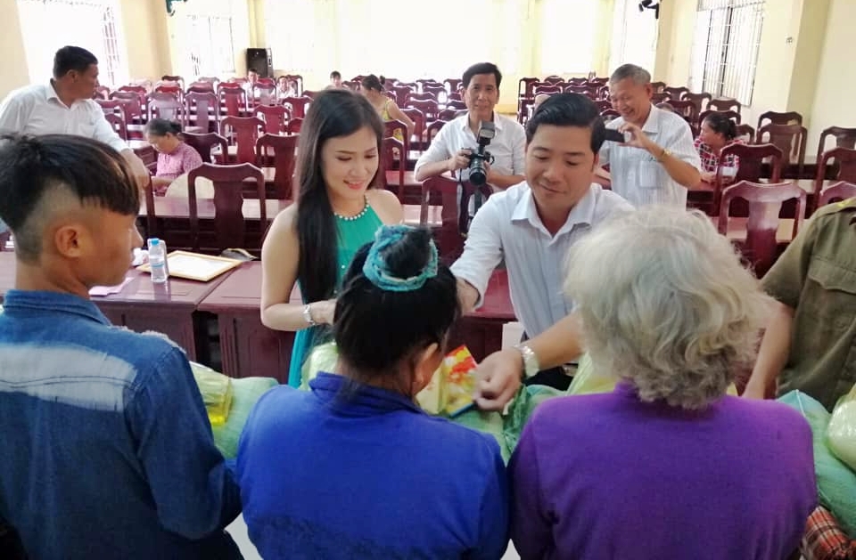 Hoa hậu Bella Phương Phạm cùng chồng tặng quà Tết cho bà con xã Hưng Mỹ, huyện Châu Thành, tỉnh Trà Vinh