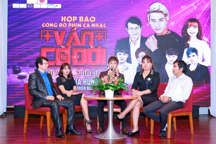 Hồ Gia Hùng nói lên cảm xúc của mình trong buổi họp báo