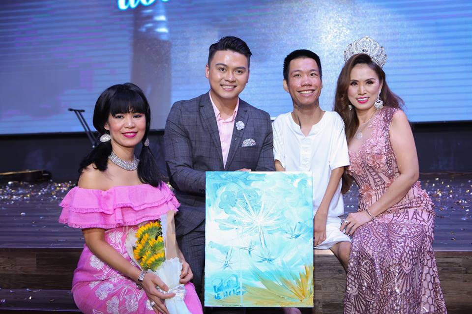 Nam vương Nguyễn Hoàng Khôi (thứ 2 từ trái sang) chụp hình lưu niệm với doanh nhân Phượng Lê người đấu giá thành công bức tranh của họa sĩ Lê Minh Châu (thứ 3) và Á hoàng Doanh nhân Đất Việt Nguyễn Thị Nhiều (mẹ Khôi)