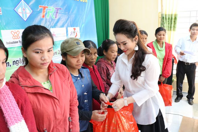 Hoa hậu Nguyễn Lan Vy tặng quà các hộ gia đình có hoàn cảnh khó khăn tại huyện A Lưới