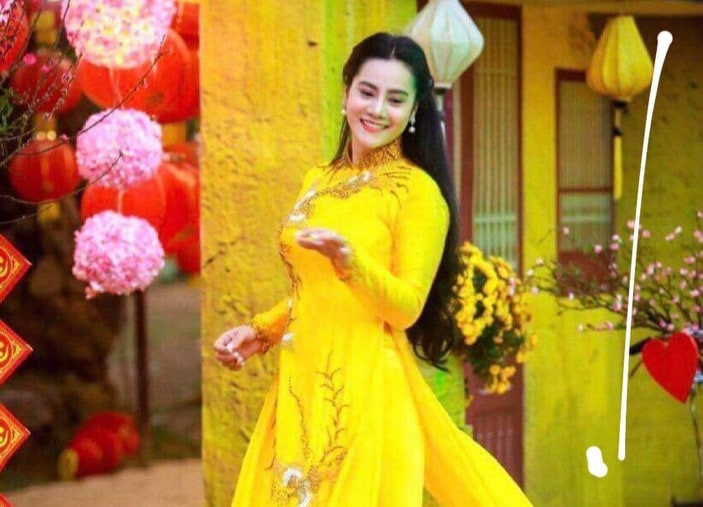 Mẫu thiết kế ấn tượng với họa tiết thêu tay mang hơi hướng phương đông, tinh xảo, đẹp mắt