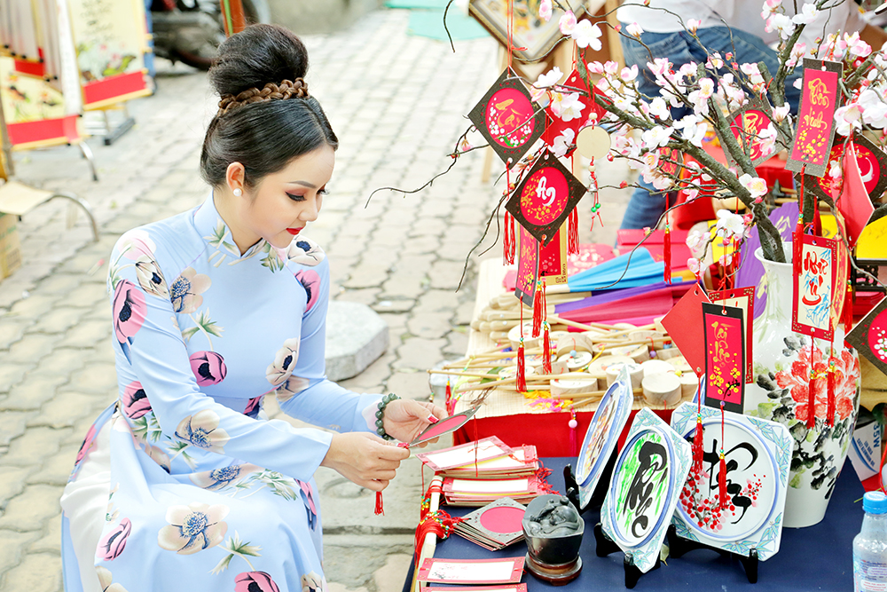Hoa hậu Amy Lê Anh tại Phố ông đồ - NVH Thanh niên