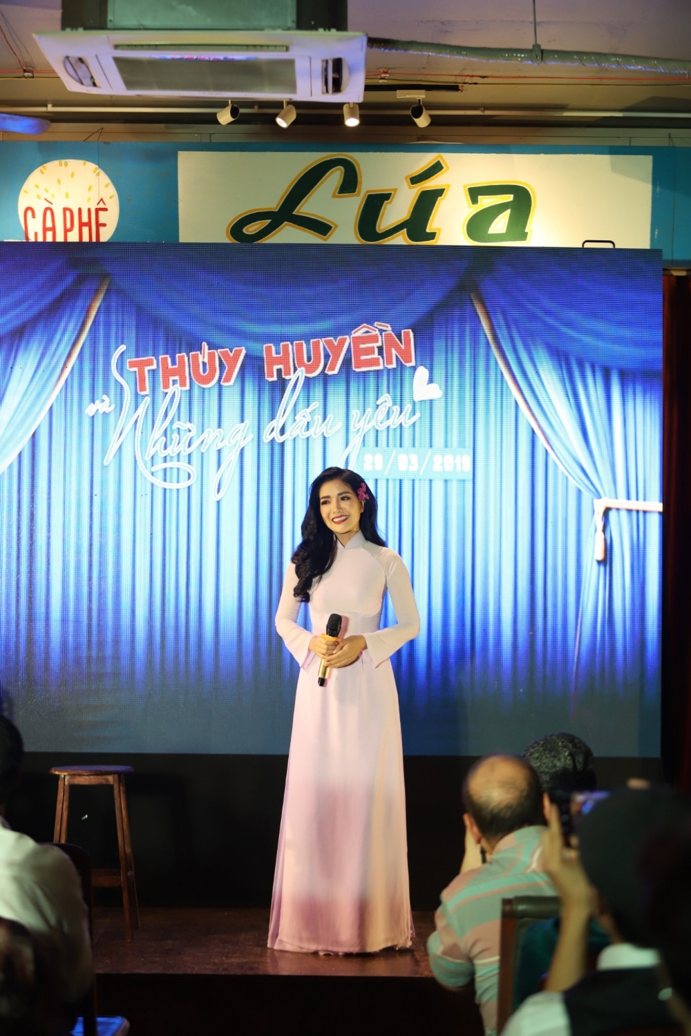 Ca sĩ Thúy Huyền chia sẻ cảm xúc tại minishow 03