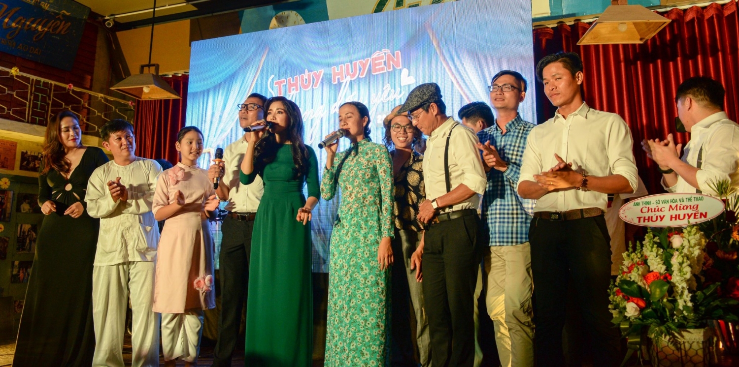 Đông đảo nghệ sĩ, khách mời có mặt tại minishow 01