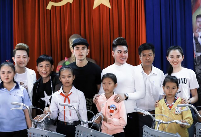 Nam vương Hoàng Gia Lâm (áo trắng)