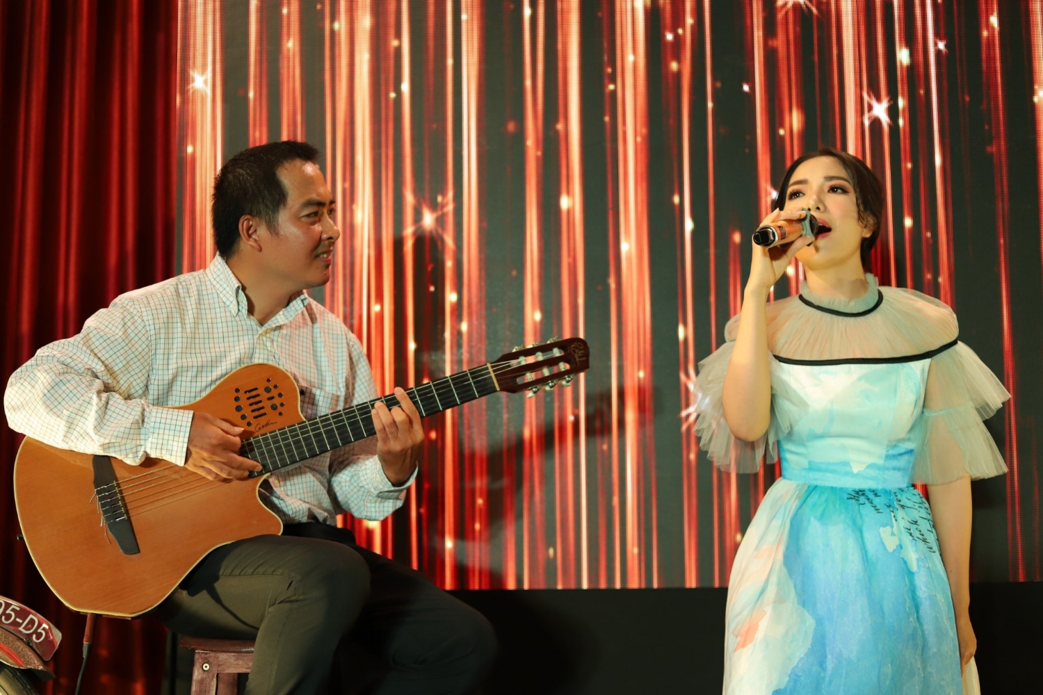 Say đắm trong những ca khúc biểu diễn trực tiếp trên sân khấu 02