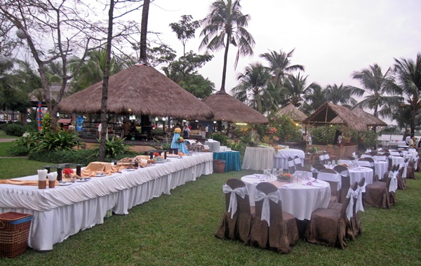 Khung cảnh buffet ngoài trời bên sông tại Khu du lịch Tân Cảng