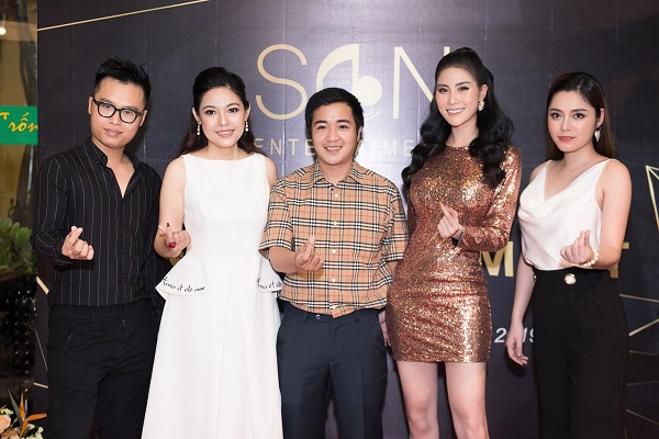 Á hậu Huỳnh Hạnh (thứ 2 từ phải sang) cùng NSX Kim Thanh Thảo (thứ 2 từ trái sang) đến chúc mừng nhà báo Cao Huy (giữa) ra mắt Công ty SON Entertainment