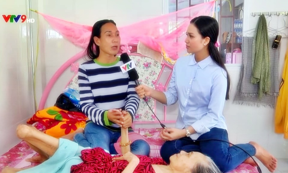 Hà Kiều Anh trong chương trình Dấu Ấn Tình Người trên VTV9