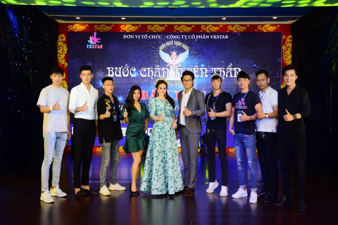 Hoa hậu Nguyễn Lan Vy cùng với êkip và khách mời