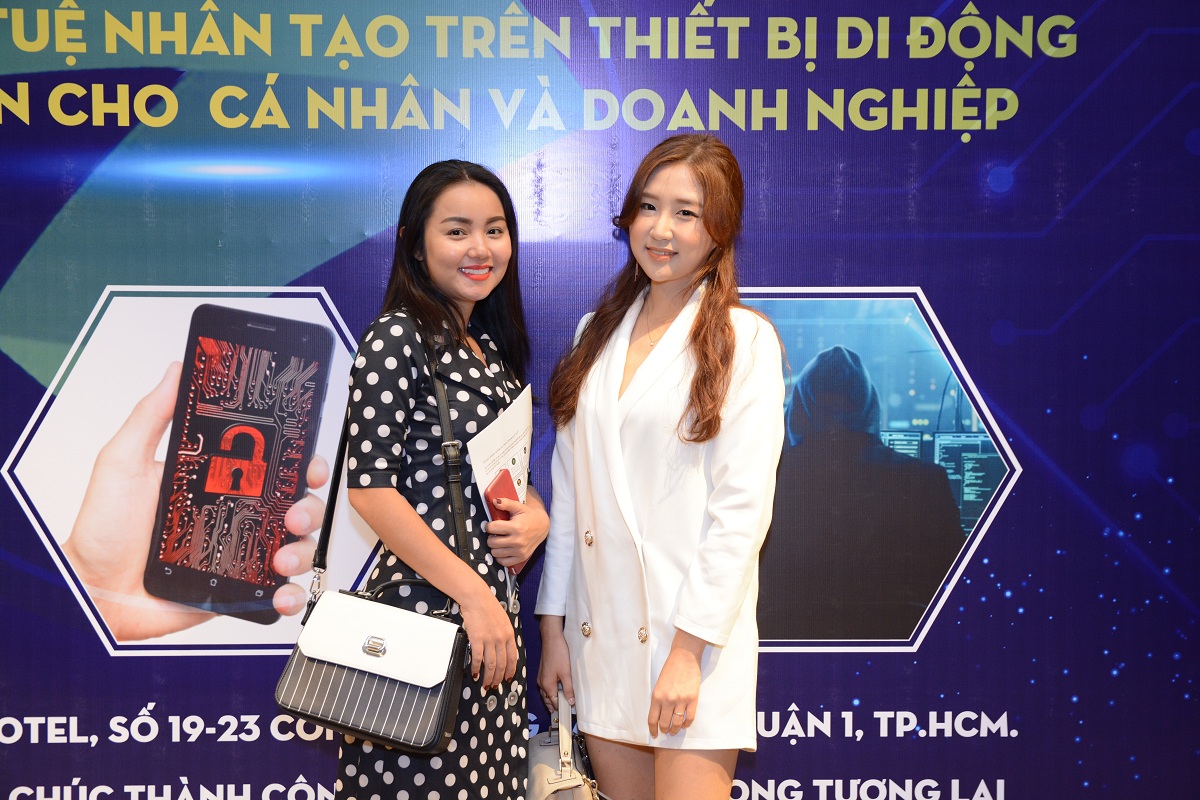 Hoa hậu Amy Lê Anh (trái) và ca sĩ Hàn Quốc Shin Junchiu tại buổi ra mắt