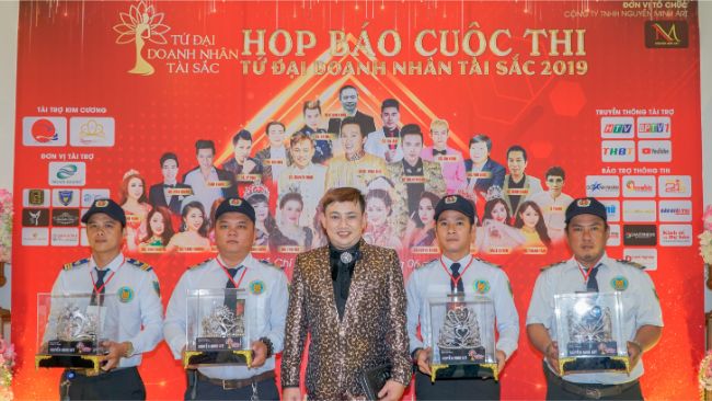 Đạo diễn Nguyễn Minh cùng với 4 vương miện sẽ trao cho Tứ Đại Doanh Nhân Tài Sắc 2019