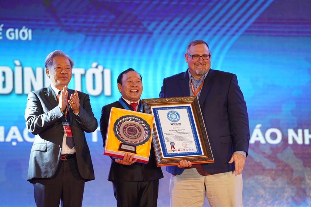 Tổ chức World Records Union trao bằng Kỷ lục thế giới cho nghệ sĩ Mai Đình Tới (giữa)