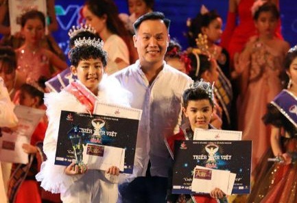 NTK Việt Hùng trao giải cho các tài năng nhí
