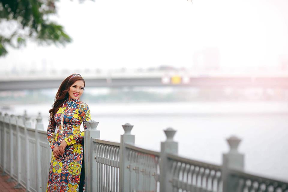 Ca sĩ Hoàng Linh trong trang phục áo dài phong cách Cô Ba Sài Gòn
