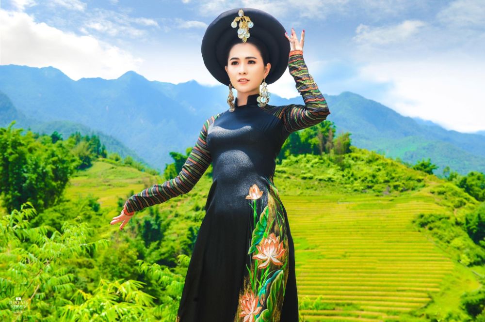 Thùy Trang duyên dáng trong áo dài thổ cẩm của NTK Việt Hùng