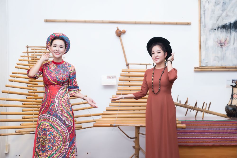 Danh hài Thúy Nga và Đại sứ áo dài VN Trương An Xinh