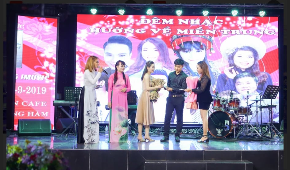 Nhà tài trợ đang trao số tiền cho đại diện tỉnh Quảng Nam