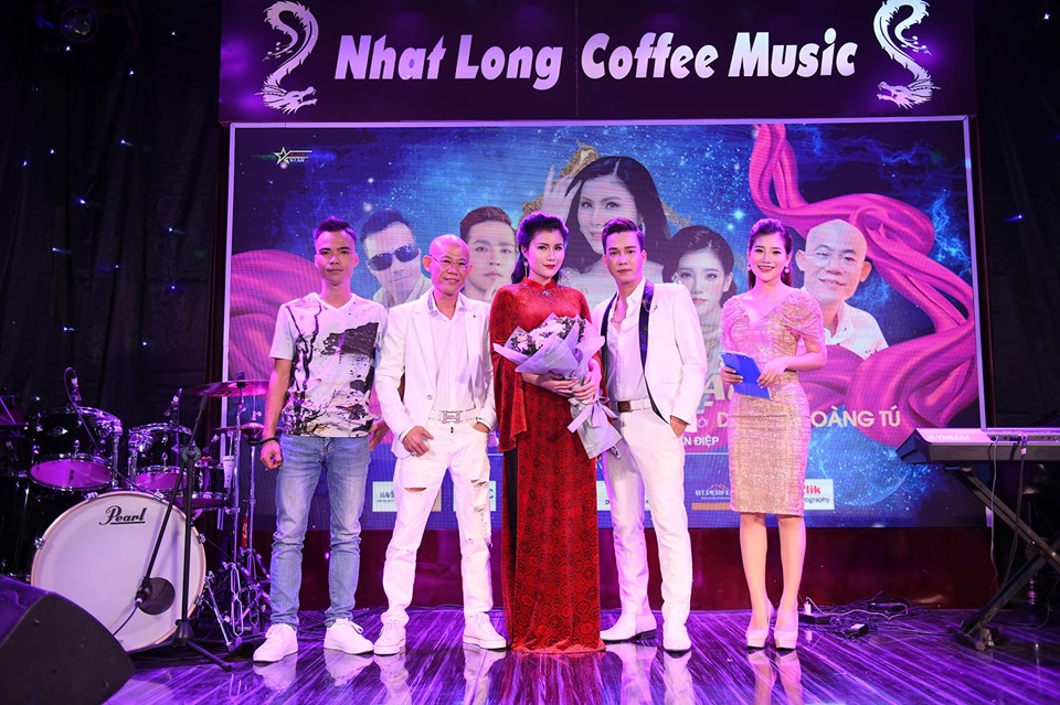 Những khách mời trong Minishow Phương Nhạc (từ trái sang): Vua nhạc chế Tuấn Phạm, Quất Già, ca sĩ Phương Nhạc, ca sĩ Hoàng Anh Tú, MC Trang Anh