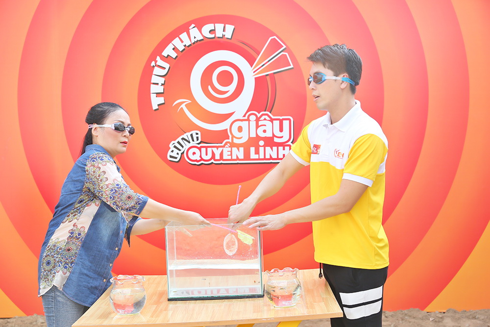Ôn Bích Hằng thi đấu bịt mắt bắt cá cùng Á vương Hoàng Phi Kha