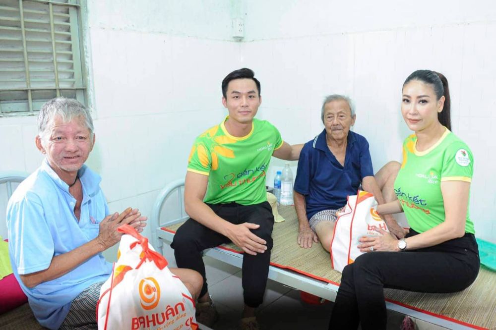 Hoa hậu Hà Kiều Anh và người mẫu Vũ Linh đến tặng quà cho các cụ già neo đơn, khuyết tật