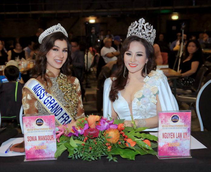 Hoa hậu Nguyễn Lan Vy hội ngộ với Hoa hậu Hòa bình Pháp Sonia Mansour trên ghế nóng