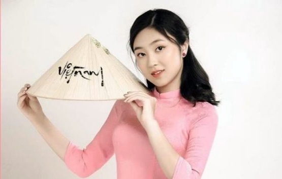 Vũ Trần Bảo Nguyên ôm đất nước bằng dáng hình nón lá