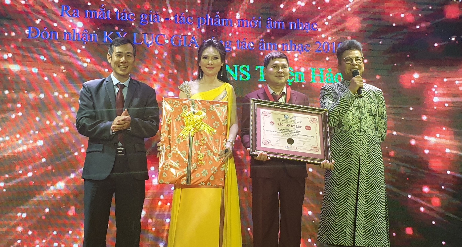 Ông Dương Duy Lâm Viên - Tổng thư ký TW Hội Kỷ lục gia Việt Nam, Giám đốc điều hành VIETKINGS (ngoài cùng bên trái) công bố và trao bằng Kỷ lục đến nhạc sĩ Thiện Hảo
