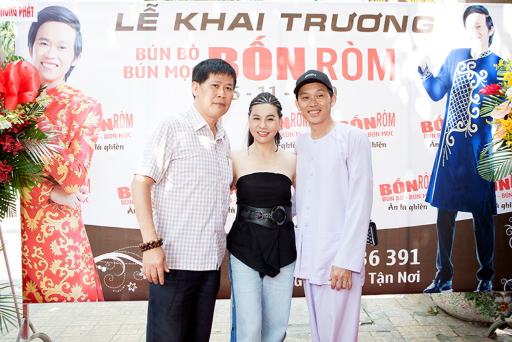 Nghệ sĩ Phước Sang và Cát Phượng đến chúc mừng danh hài Hoài Linh