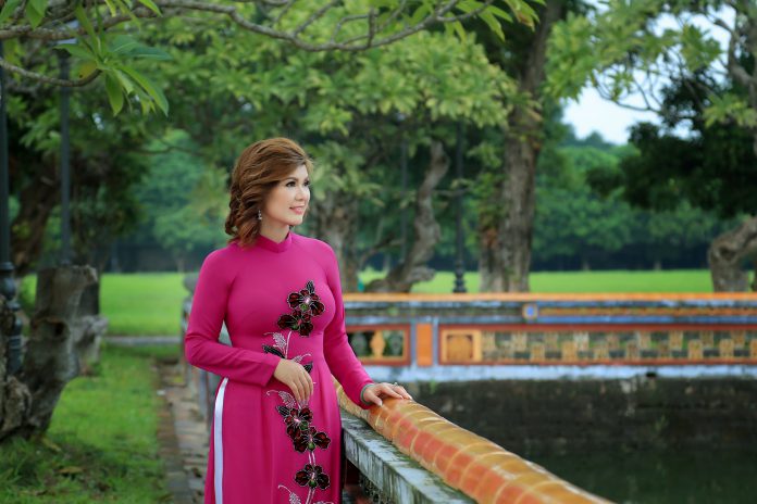 Á hậu Phạm Kiều Oanh nền nã trong tà áo dài vãn cảnh cố đô Huế