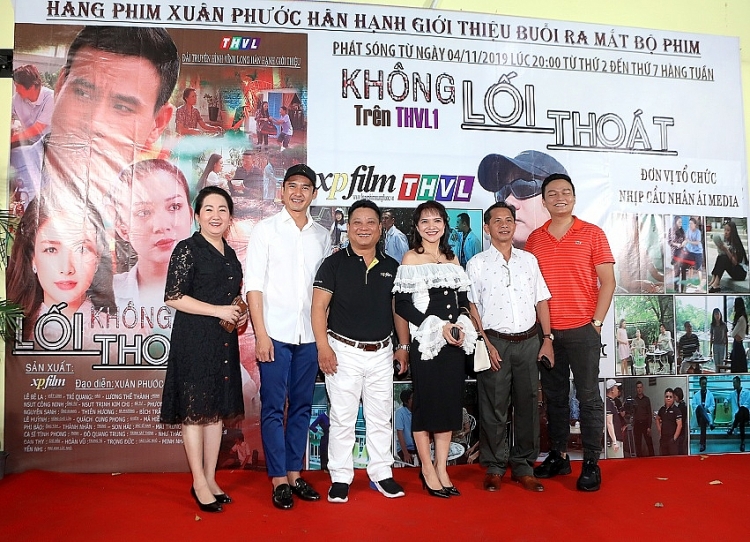 Đạo diễn Xuân Phước và các diễn viên, khách mời trong buổi ra mắt phim