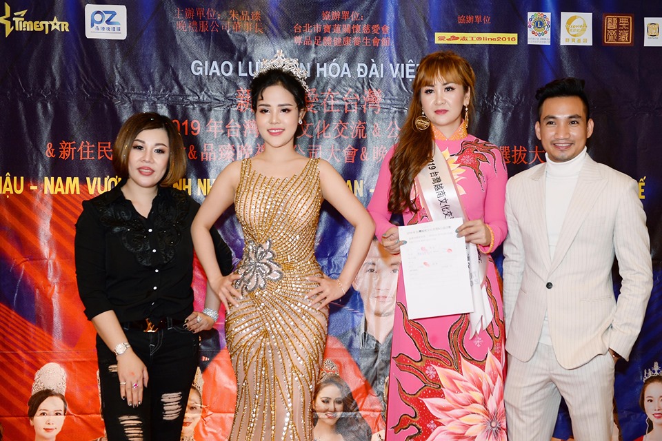 Hoa hậu Nguyễn Mỹ Linh (thứ 2 từ trái sang) trong bộ đầm dạ hội đấu giá gây quỹ từ thiện