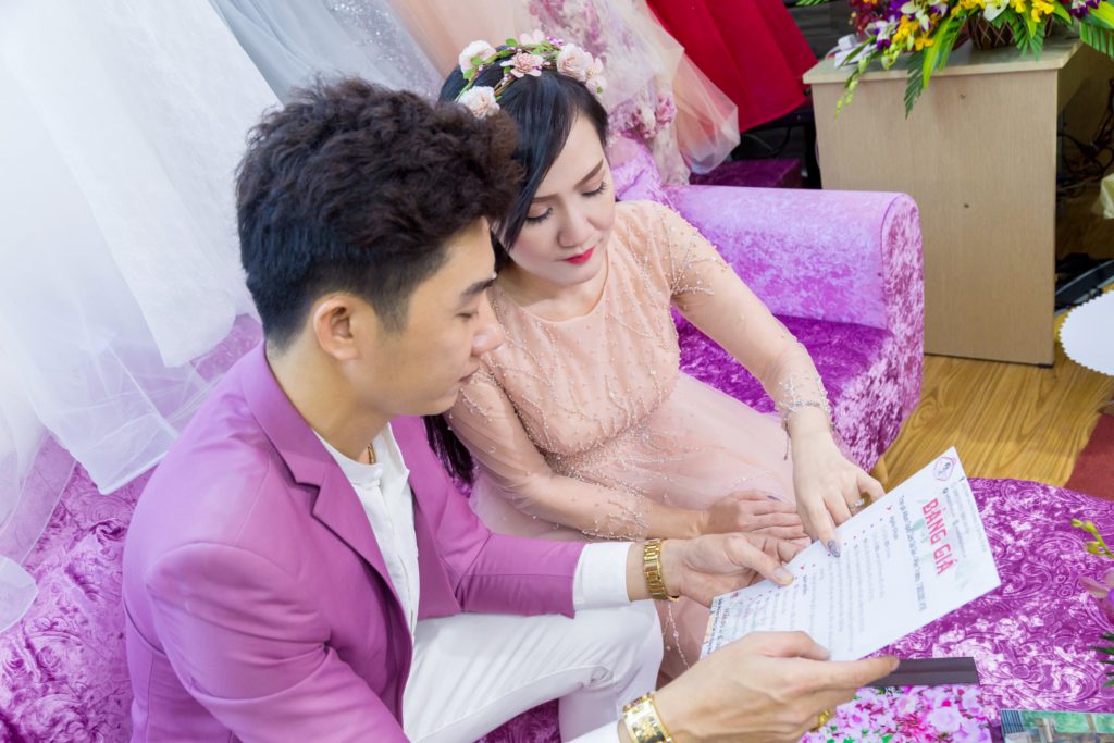Hoa hậu Bella Phương Phạm đang tư vấn cho khách hàng