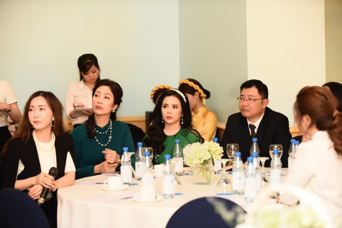 Hoa hậu Đỗ Thị Thảo (cầm mic) trở thành phiên dịch bất đắc dĩ